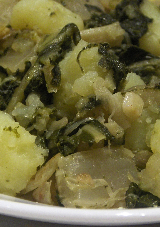 Una foto de Patatas vestidas de acelgas y ajetes