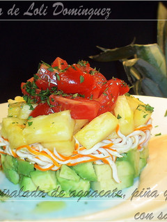 Una foto de Ensalada de aguacate, piña y surimi con salsa rosa