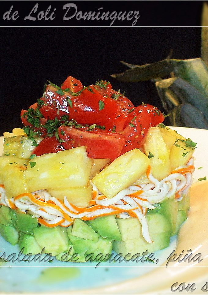 Una foto de Ensalada de aguacate, piña y surimi con salsa rosa