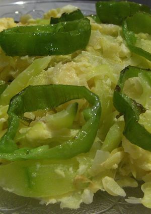 Una foto de Calabacin dorado con cebolla y pimiento