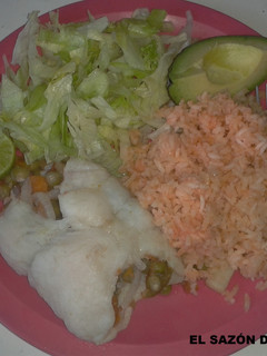 Una foto de Filete de mojarra empapelado con verduras y salsa mexicana al ajo