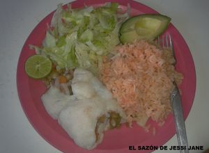 Una foto de Filete de mojarra empapelado con verduras y salsa mexicana al ajo