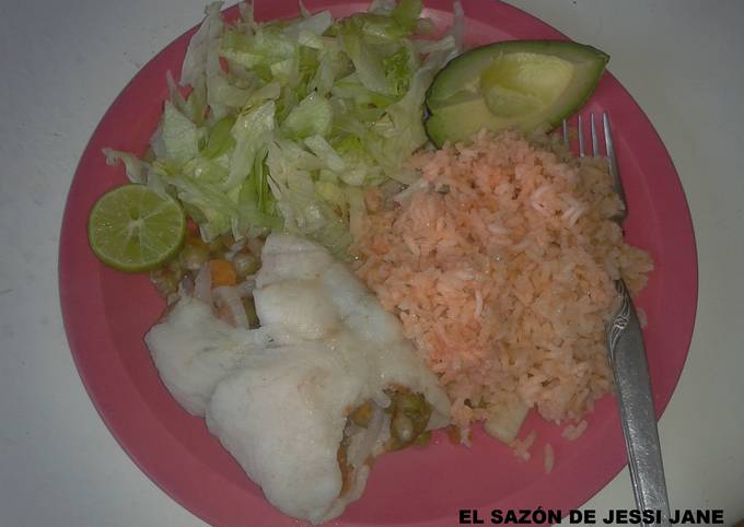 Foto principal de Filete de mojarra empapelado con verduras y salsa mexicana al ajo