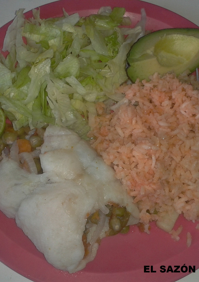 Una foto de Filete de mojarra empapelado con verduras y salsa mexicana al ajo