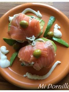 Una foto de Aguacates rellenos de salmón y gulas