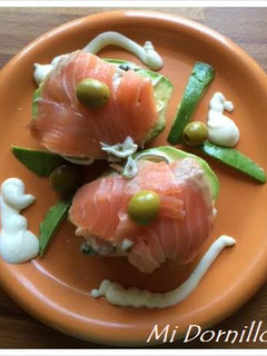 Una foto de Aguacates rellenos de salmón y gulas