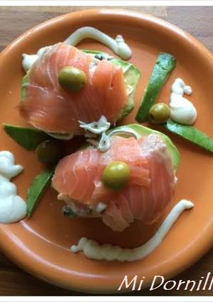 Una foto de Aguacates rellenos de salmón y gulas