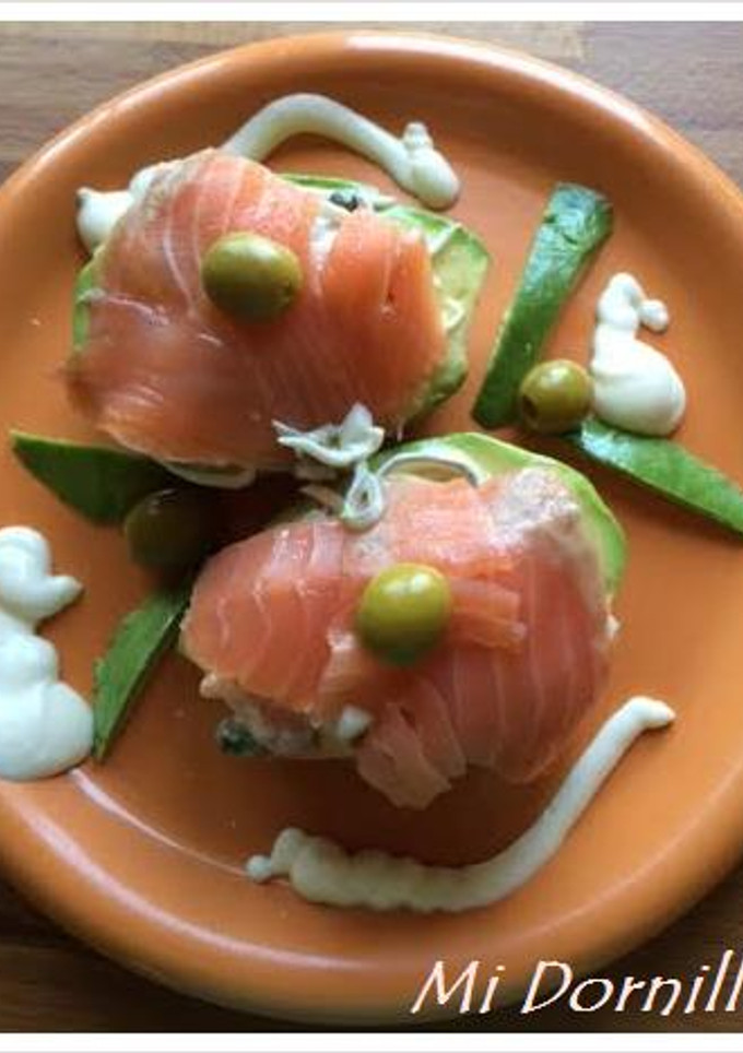 Una foto de Aguacates rellenos de salmón y gulas