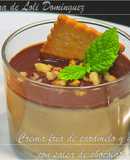 Crema fría de caramelo y galletas con salsa de chocolate y nueces