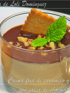 Una foto de Crema fría de caramelo y galletas con salsa de chocolate y nueces