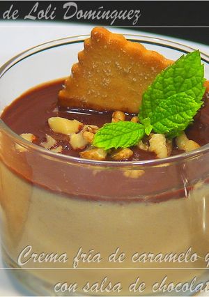 Una foto de Crema fría de caramelo y galletas con salsa de chocolate y nueces