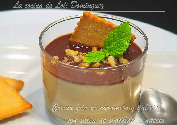 Crema fría de caramelo y galletas con salsa de chocolate y nueces