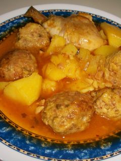 Una foto de Guiso de Salsa de pava o pollo con pelotas murcianas