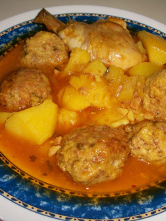 Una foto de Guiso de Salsa de pava o pollo con pelotas murcianas