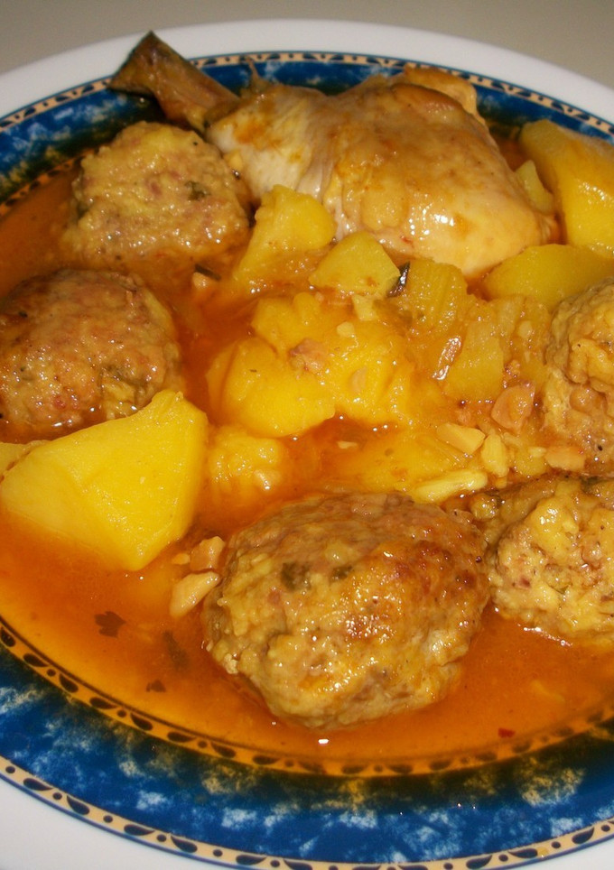 Una foto de Guiso de Salsa de pava o pollo con pelotas murcianas