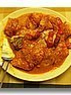 Una foto de Bacalao Encebollado con Salsa de Pimientos al Azafrán