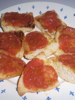 Una foto de Pan con aceite y tomate natural