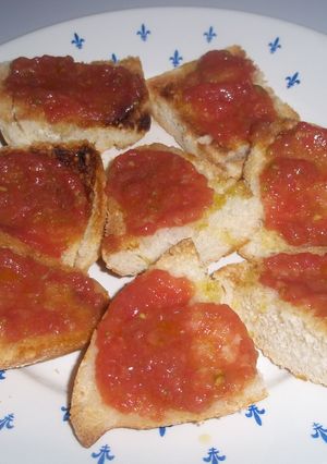 Una foto de Pan con aceite y tomate natural
