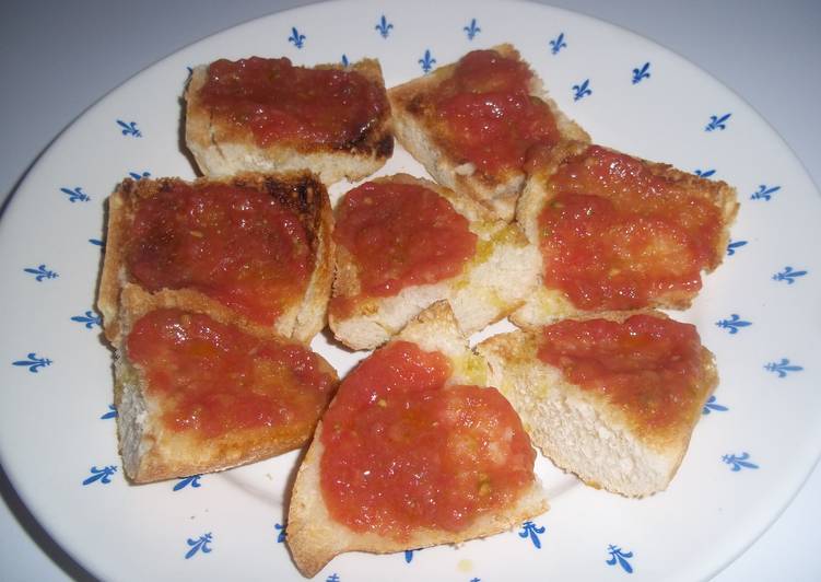 Pan con aceite y tomate natural
