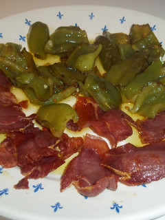 Una foto de Pimientos verdes con jamón serrano