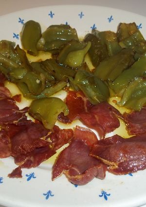 Una foto de Pimientos verdes con jamón serrano