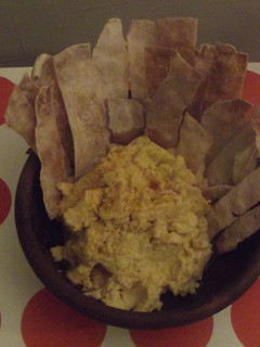 Una foto de Hummus con palitos crocantes