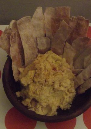Una foto de Hummus con palitos crocantes