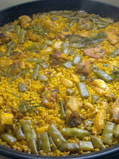 Una foto de Paella valenciana tradicional