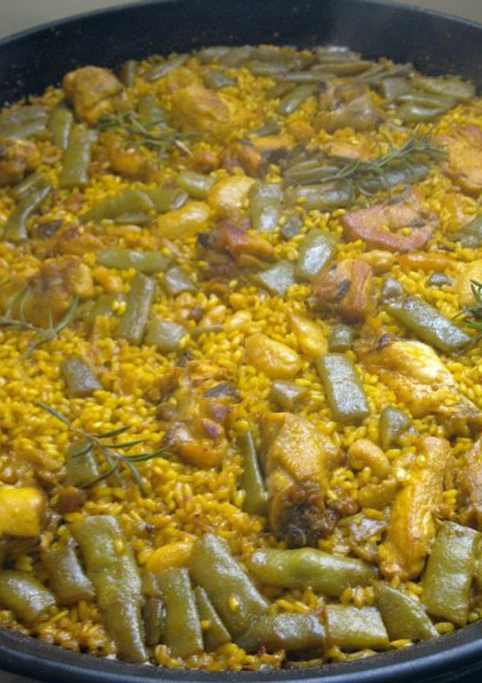 Una foto de Paella valenciana tradicional