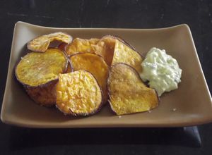 Una foto de Camote frito con salsa tártara