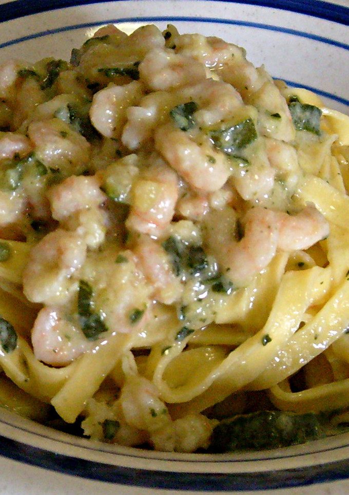 Una foto de Tallarines con gambas y calabacin (En blanco) o tagliatelle con gamberi e zucchine