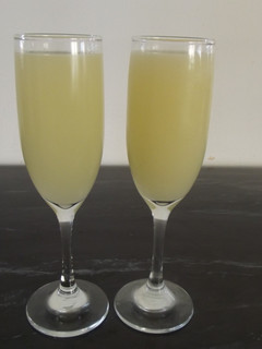 Una foto de Pisco Sour con Jengibre