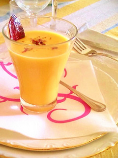 Una foto de Crema de calabaza con crujiente de jamón