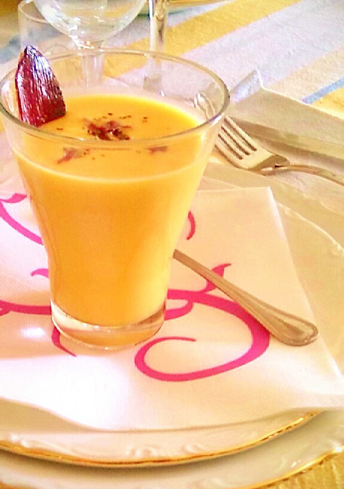 Una foto de Crema de calabaza con crujiente de jamón