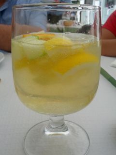 Una foto de Sangría de vino blanco