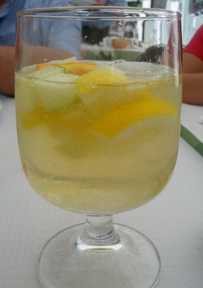 Una foto de Sangría de vino blanco
