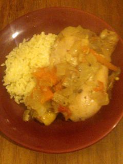 Una foto de Pollo a la cebolla con arroz blanco