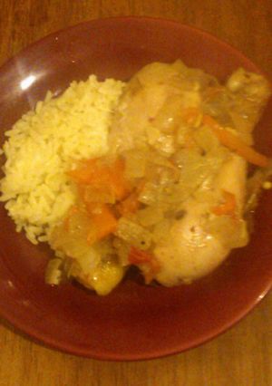 Una foto de Pollo a la cebolla con arroz blanco
