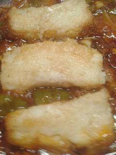 Una foto de Bacalao frito con verduras caramelizadas