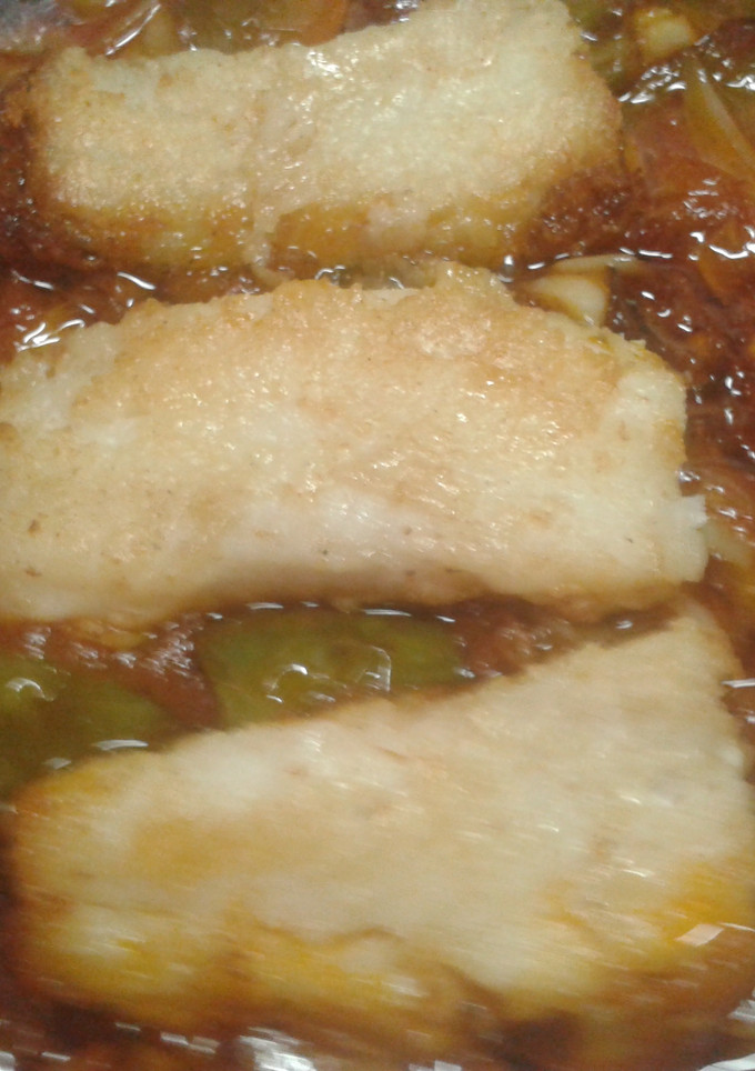 Una foto de Bacalao frito con verduras caramelizadas