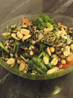 Una foto de Ensalada verde con piña y semillas