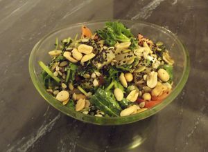 Una foto de Ensalada verde con piña y semillas