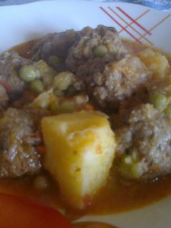 Una foto de Albóndigas de carne en salsa argentina