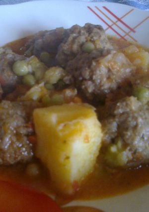 Una foto de Albóndigas de carne en salsa argentina