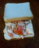 Ensalada de pollo tomate morrón y mayonesa para el sándwich de la caja de pesca