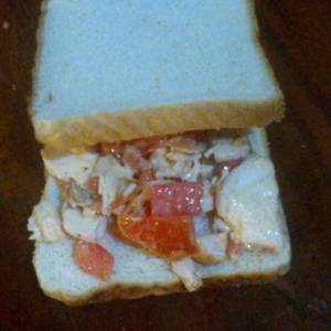 Ensalada de pollo tomate morrón y mayonesa para el sándwich de la caja de pesca