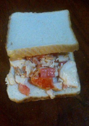 Una foto de Ensalada de pollo tomate morrón y mayonesa para el sándwich de la caja de pesca