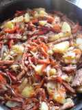 Chop suey de chuleta ahumada y papas