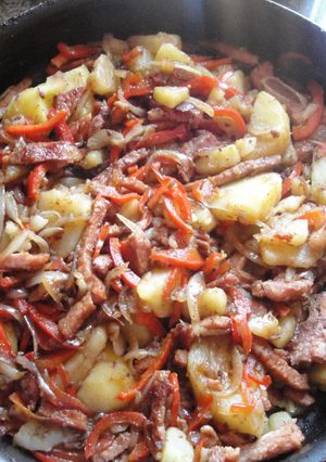 Una foto de Chop suey de chuleta ahumada y papas