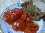 Una foto de costeletas de carne